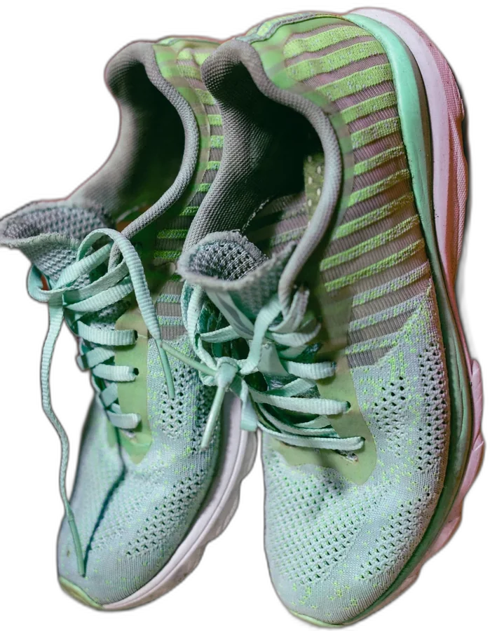 A pair of mint green Bounce runners